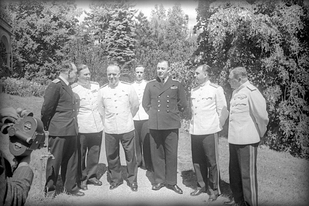 Фото "Советские военачальники на Потсдамской конференции", 17 июля 1945 - 2 августа 1945, Германия, г. Потсдам - История России в фотографиях