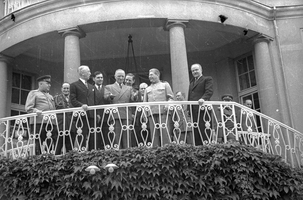 Фото "Гарри Трумэн, Иосиф Сталин, Вячеслав Молотов на балконе. Потсдамская конференция", 17 июля 1945 - 2 августа 1945, Германия, г. Потсдам - История России в фотографиях