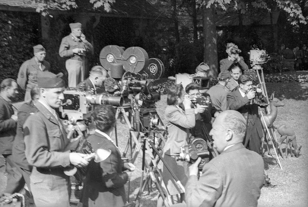 Фото "Репортеры на Потсдамской конференции", 17 июля 1945 - 2 августа 1945, Германия, г. Потсдам - История России в фотографиях