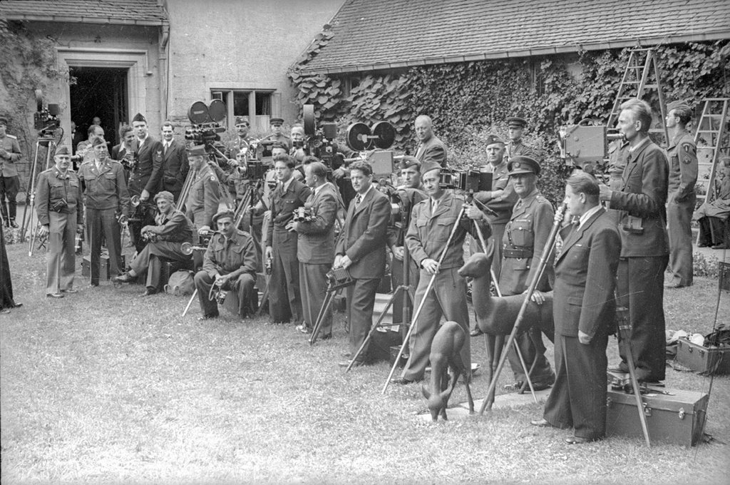 Фото "Репортеры на Потсдамской конференции", 17 июля 1945 - 2 августа 1945, Германия, г. Потсдам - История России в фотографиях
