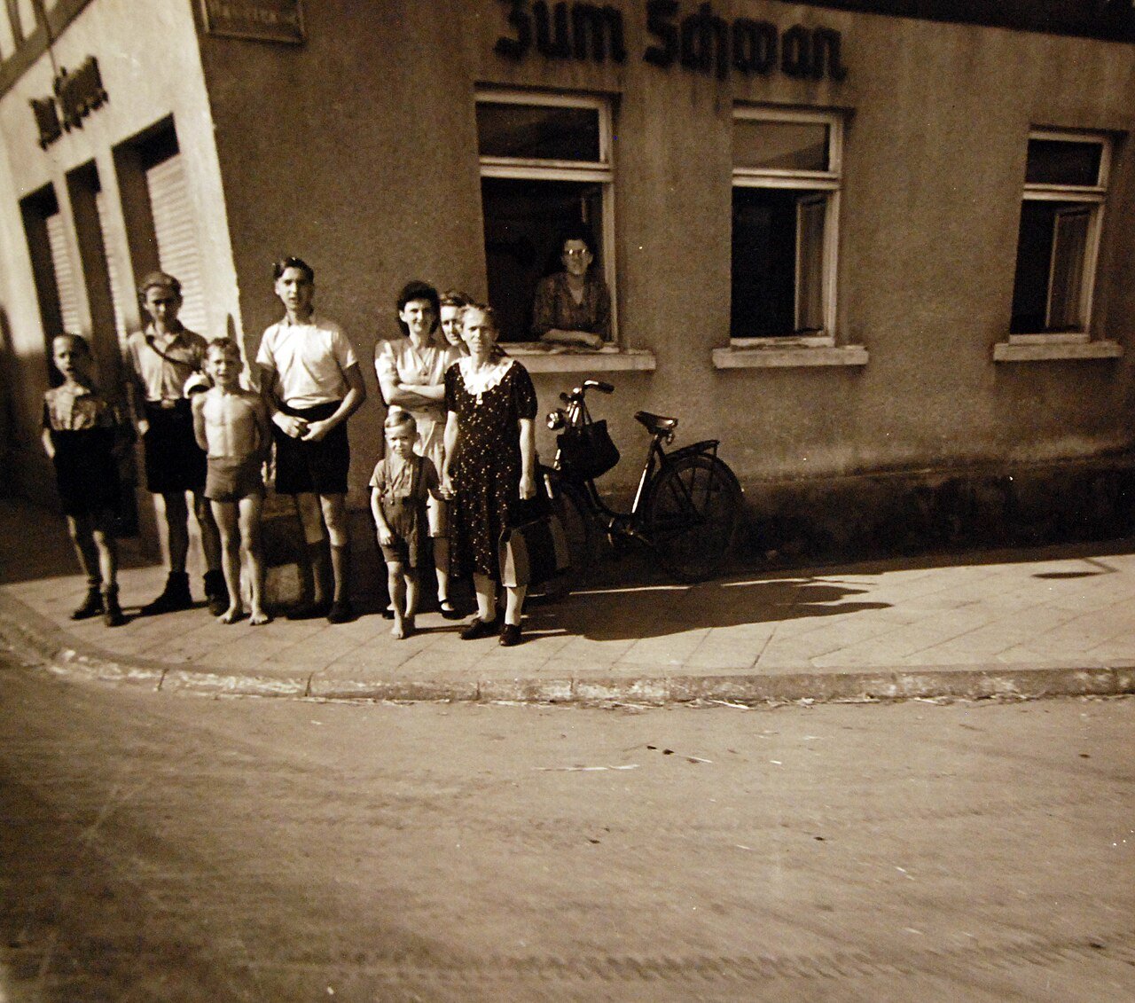 80-G-700163: Potsdam Conference, 17 July – 2 August 1945. German civilians, mostly children, who are watching President Harry S. Truman’s convoy as it passes through small villages south of Frankfurt, Germany. Photographed by CPhoM William Belknap Jr., released July 26, 1945. U.S. Navy Photograph, now in the collections of the National Archives. (2016/02/23).