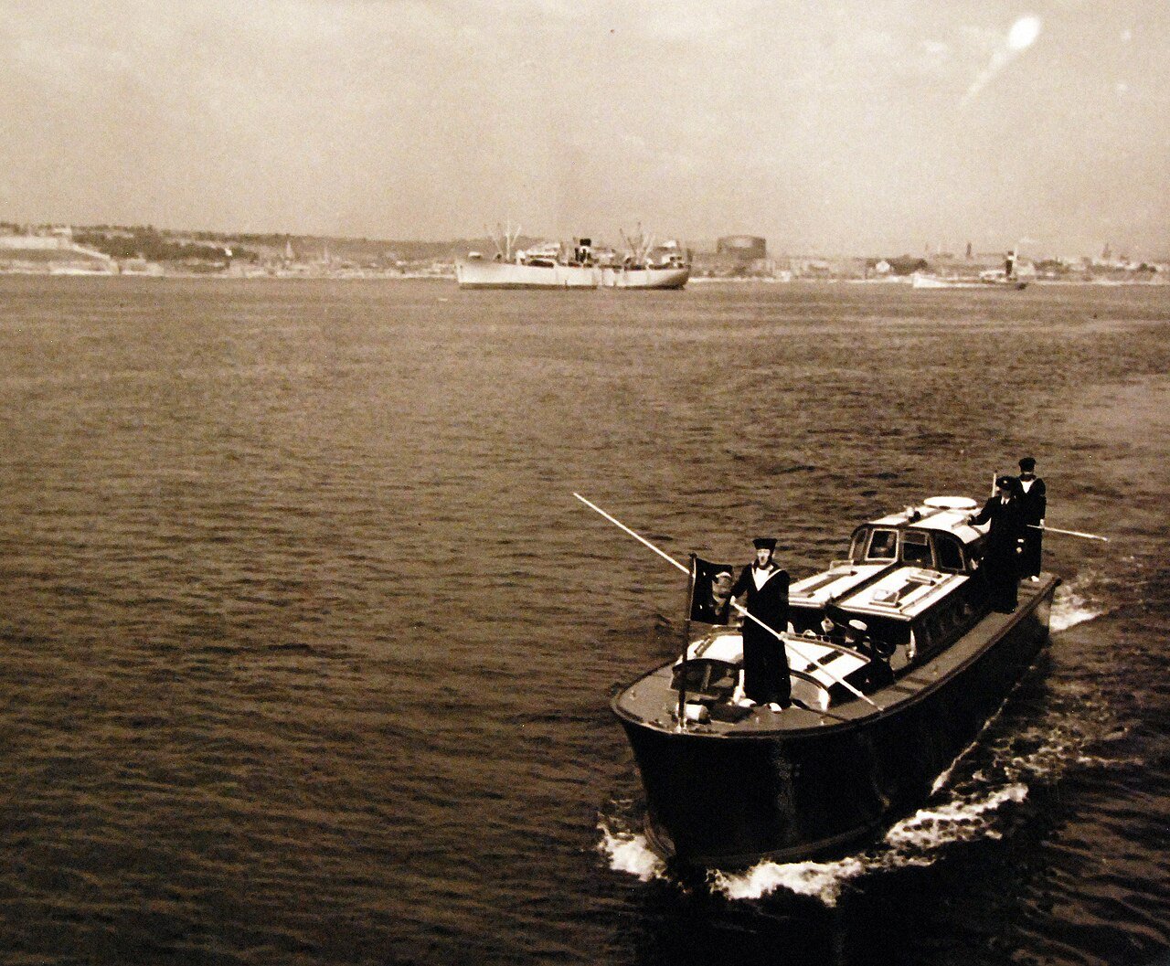 80-G-700247: Potsdam Conference, 17 July – 2 August 1945. President Harry S. Truman’s barge comes alongside HMS Renown at Plymouth, England. Photograph released August 1945. U.S. Navy Photograph, now in the collections of the National Archives. (2016/02/23).