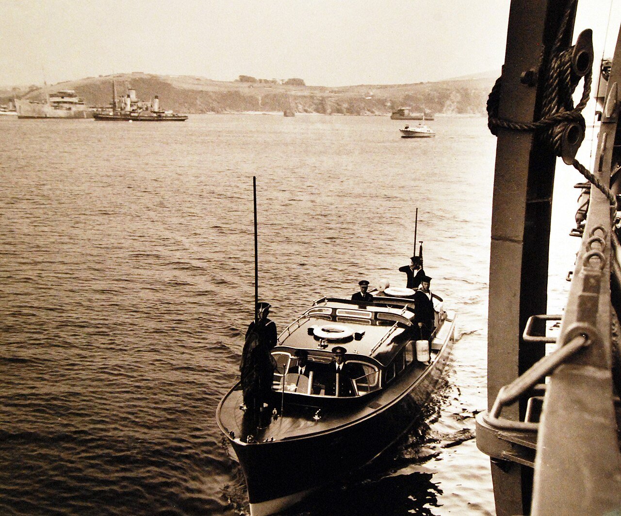 80-G-700249: Potsdam Conference, 17 July – 2 August 1945 King George’s barge comes alongside USS Augusta (CA 31) at Plymouth, England. Photograph released August 1945. U.S. Navy Photograph, now in the collections of the National Archives. (2016/02/23).