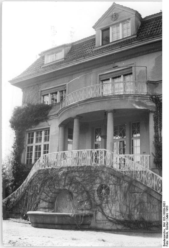 For documentary purposes the German Federal Archive often retained the original image captions , which may be erroneous, biased, obsolete or politically extreme . Zentralbild-Weiß - 21.3.1953 - Zu Ehren des Großen Stalin Das Haus in Potsdam-Babelsberg, in dem J.W. Stalin während der Potsdamer Konferenz im Jahre 1945 wohnte, wird auf Beschluß des Zentralkomitees der Sozialistischen Einheitspartei Deutschlands Erinnerungsstätte. UBz: Das Haus in der Karl-Marx-Straße 27, in dem Stalin wohnte. (Hinterseite des Hauses).