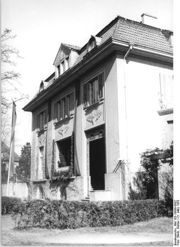 For documentary purposes the German Federal Archive often retained the original image captions , which may be erroneous, biased, obsolete or politically extreme . Zentralbild/Weiß 21.3.1953 Zu Ehren des Großen Stalin. Das Haus in Potsdam.-Babelberg, in dem J.W. Stalin während der Potsdamer Konferenz im Jahre 1945 wohnte, wird auf Beschluß des Zentralkomitees der Sozialistischen Einheitspartei Deutschlands Erinnerungsstätte. UBz.: Das Haus in der Karl-Marx-Strasse 27 (Vorderseite des Hauses)