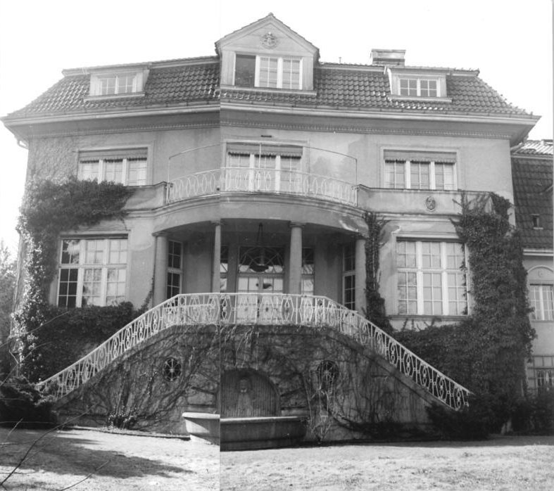 For documentary purposes the German Federal Archive often retained the original image captions , which may be erroneous, biased, obsolete or politically extreme . Zentralbild-Weiß- 21.3.1953 Zu Ehren des Großen Stalin Das Haus in Potsdam-Babelsberg, in dem J.W. Stalin während der Potsdamer Konferenz im Jahre 1945 wohnte, wird auf Beschluß des Zentralkomitees der Sozialistischen Einheitspartei Deutschlands Erinnerungsstätte. UBz: Das Haus in der Karl-Marx-Straße 27, in dem Stalin wohnte. (Hinterseite des Hauses). [Bildmontage unten, Mitte links]
