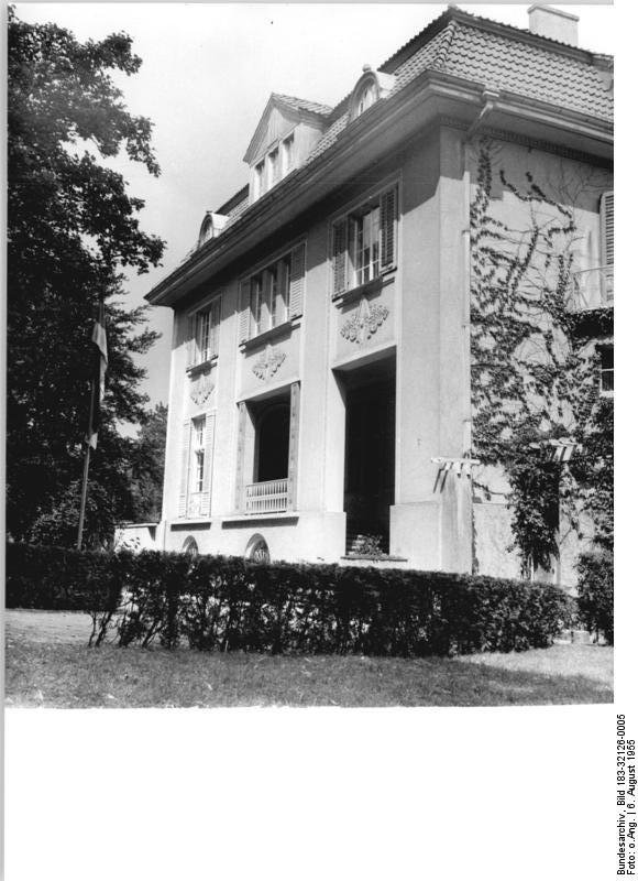 For documentary purposes the German Federal Archive often retained the original image captions , which may be erroneous, biased, obsolete or politically extreme . Zentralbild/Krueger 6.8.1955 Stalinhaus, Nationale Gedenkstätte. Das Wohnhaus Stalins während der Potsdamer Konferenz wurde zum 10. Jahrestagdes Abschlusses dieser Konferenzmit dem "Potsdamer Abkommen" am 3.8.1955 als nationale Gedenkstääte übernommen und der Öffentlichkeit zugänglich gemacht. Das Haus steht im Ortsteil Potsdam-Babelsberg in der Karl-Marx-Strasse 27, unweit des Parks von Babelsberg am Griebnitzsee. Ubz.: Ansicht von der Strassenseite