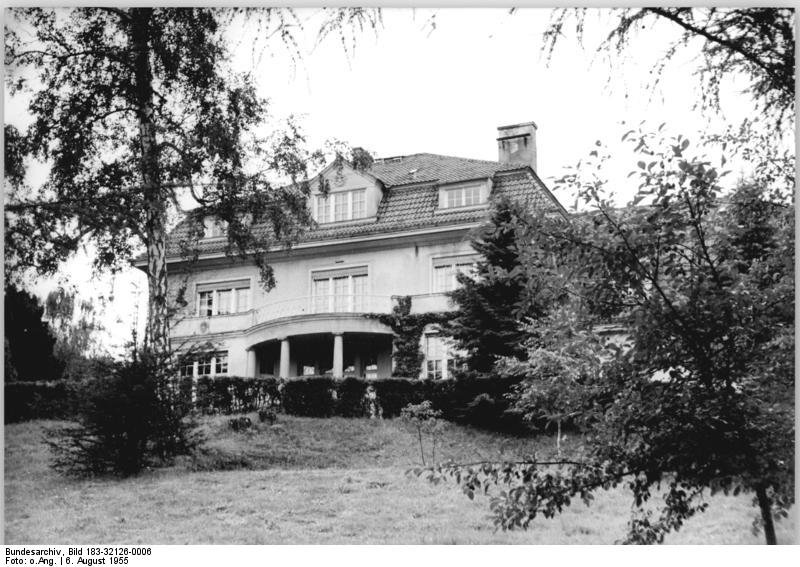 For documentary purposes the German Federal Archive often retained the original image captions , which may be erroneous, biased, obsolete or politically extreme . Zentralbild/Krueger 6.8.1955 Stalinhaus, Nationale Gedenkstätte. Das Wohnhaus Stalins während der Potsdamer Konferenz wurde zum 10. Jahrestagdes Abschlusses dieser Konferenzmit dem "Potsdamer Abkommen" am 3.8.1955 als nationale Gedenkstääte übernommen und der Öffentlichkeit zugänglich gemacht. Das Haus steht im Ortsteil Potsdam-Babelsberg in der Karl-Marx-Strasse 27, unweit des Parks von Babelsberg am Griebnitzsee. Ubz.: Ansicht von der Gartenseite