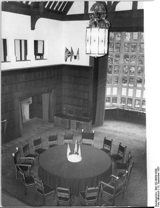 For documentary purposes the German Federal Archive often retained the original image captions , which may be erroneous, biased, obsolete or politically extreme . Zentralbild-Mihatsch Zü-Ho. 13.9.1957 Schloss Cecilienhof in Potsdam UBz: Blick auf den Verhandlungstisch des Potsdamer Abkommens.