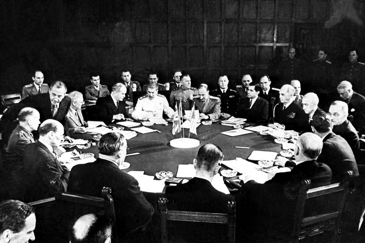 For documentary purposes the German Federal Archive often retained the original image captions , which may be erroneous, biased, obsolete or politically extreme . Potsdamer Konferenz, Konferenztisch Zentralbild Potsdamer (Berliner) Konferenz der führenden Staatsmänner der drei alliierten Mächte der UdSSR, Grossbritannien und der USA vom 17. Juli bis 2. August 1945 in Schloß Cecilienhof und Babelsberg. Ihr Ergebnis ist das Potsdamer Abkommen, das die völkerrechtlichen Grundfragen für den Aufbau eines friedlichen, demokratischen deutschen Staates und die Politik der Siegermächte gegenüber Deutschland festlegt. UBz: Mitte hinten Stalin, rechts Truman, links Attlee [Potsdam.- U.a. Clement Attlee, Ernest Bevin, Wjatscheslaw Michailowitsch Molotow, Josef Stalin, William D. Leahy, James F. Byrnes, Harry S. Truman] Abgebildete Personen: Attlee, Clement R. : Premierminister, Vorsitzender der Labour Partei, Großbritannien ( GND 118650882 ) Truman, Harry S. : Präsident, Demokratische Partei, USA ( GND 118624210 } Leahy, William D.: Admiral, Botschafter in Frankreich, USA Bevin, Ernest: Außenminister, Gewerkschafter, Großbritannien Molotow, Wjatscheslaw Michailowitsch : Außenminister, Sowjetunion ( GND 11873461X ) Byrnes, James W.: Außenminister, USA Stalin, Josef W. : 1878-1953; Marschall, Vorsitzender des Ministerrates, Generalsekretär der KP, Sowjetunion ( GND 118642499 )