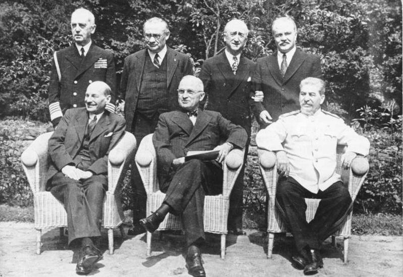 For documentary purposes the German Federal Archive often retained the original image captions , which may be erroneous, biased, obsolete or politically extreme . Potsdamer Konferenz, Gruppenbild Zentralbild Potsdamer (Berliner) Konferenz der führenden Staatsmänne der drei alliierten Mächte der UdSSR, Grossbritannien und der USA vom 17. Juli bis 2. August 1945 in Schloß Cecilienhof und Babelsberg. Ihr Ergebnis ist das Potsdamer Abkommen, das die völkerrechtlichen Grundfragen für den Aufbau eines friedlichen, demokratischen deutschen Staates und die Politik der Siegermächte gegenüber Deutschland festlegt. UBz: v.l.n.r.: sitzend: C.R. Attlee, H.S. Truman, Josef Stalin; stehend: Admiral J.D. Loahy, E. Bevin, J.W.Byrnes, und W.M. Molotow. [Potsdam.- Clement Attlee, Harry S. Truman, Josef Stalin in Korbsesseln sitzend; stehend dahinter: William D. Leahy, Ernest Bevin, James F. Byrnes, Wjatscheslaw Michailowitsch Molotow] Abgebildete Personen: Attlee, Clement R. : Premierminister, Vorsitzender der Labour Partei, Großbritannien ( GND 118650882 ) Molotow, Wjatscheslaw Michailowitsch : Außenminister, Sowjetunion ( GND 11873461X ) Truman, Harry S. : Präsident, Demokratische Partei, USA ( GND 118624210 } Byrnes, James F. : Außenminister, USA Bevin, Ernest : Außenminister, Gewerkschafter, Großbritannien Leahy, William D. : Admiral, Botschafter in Frankreich, USA Stalin, Josef W. : 1878-1953; Marschall, Vorsitzender des Ministerrates, Generalsekretär der KP, Sowjetunion ( GND 118642499 )