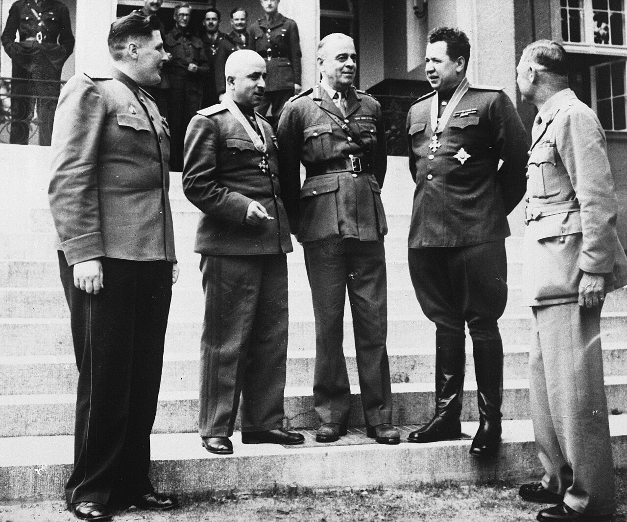 Collectie / Archief : Fotocollectie Anefo Reportage / Serie : [ onbekend ] Beschrijving : De lijfwacht van de Big Three tijdens de conferentie te Potsdam Datum : juli 1945 Locatie : Potsdam Trefwoorden : politiek, tweede wereldoorlog Fotograaf : Fotograaf Onbekend / Anefo Auteursrechthebbende : Nationaal Archief Materiaalsoort : Glasnegatief Nummer archiefinventaris : bekijk toegang 2.24.01.09 Bestanddeelnummer : 900-6782