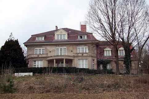 Villa Herpich was the villa of Josef Stalin at the conference of Potsdam, 1946. Villa Herpich was built in 1910/11 by Alfred Grenander . This is a picture of the Brandenburger Baudenkmal ( cultural heritage monument ) with the ID 09156064 ( Wikidata )