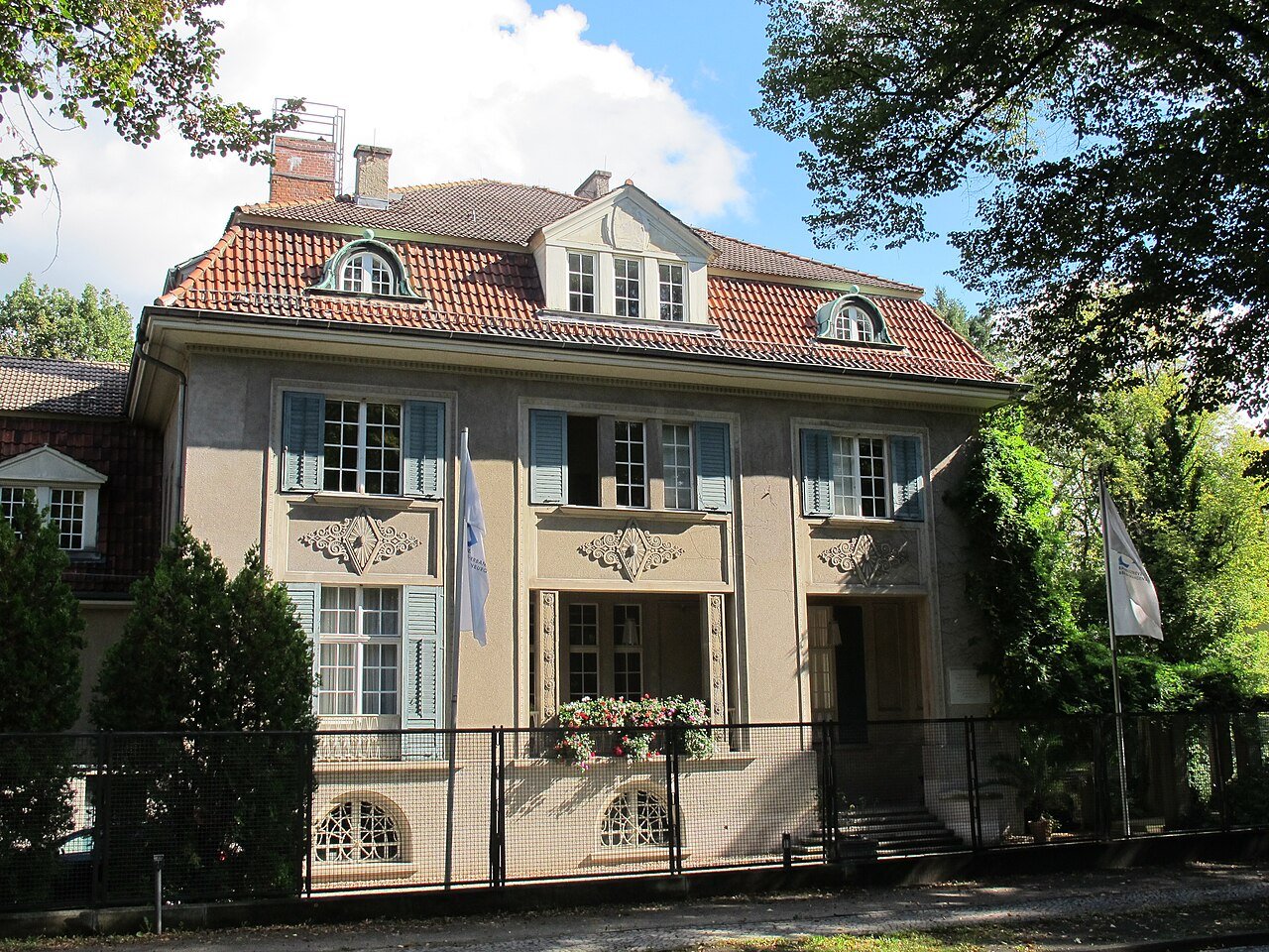 Denkmalgeschützte „Villa Herpich“, Karl-Marx-Straße 27 in Potsdam-Babelsberg. This is a picture of the Brandenburger Baudenkmal ( cultural heritage monument ) with the ID 09156064 ( Wikidata )