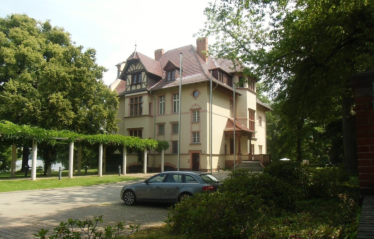 Villa Müller-Grote & Truman-Villa, denkmalgeschützte Villa in Potsdam-Griebnitzsee, erbaut 1891-1892 von den Architekten Karl von Groszheim und Heinrich Joseph Kayser für den Buchhändler und Verleger Carl Müller-Grote; während der Potsdamer Konferenz Sitz des amerikanischen Präsidenten Harry S. Truman , auch "Little White House" genannt. Seit 2001 im Besitz der Friedrich-Naumann-Stiftung .