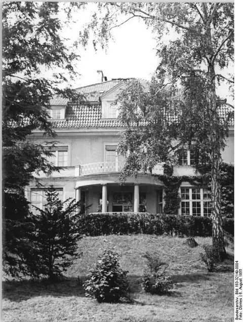 For documentary purposes the German Federal Archive often retained the original image captions , which may be erroneous, biased, obsolete or politically extreme . Zentralbild-Dörries Wjt-Ho. 4 Motive 6.8.1955 Stalin-Wohnhaus in Potsdam als Nationale Gedenkstätte eröffnet Am 2.8.1955, dem 10. Jahrestag des Potsdamer Abkommens, welches die Potsdamer Konferenz 1945 abschloß, wurde das Wohnhaus Stalins in Potsdam-Babelsberg, Karl-Marx-Str. 27, als Nationale Gedenkstätte eröffnet. Der Eröffnungsfeier wohnten sowjetische Gäste, Vertreter der Parteien und Organisationen und der staatlichen Verwaltungen bei. UBz: Das Stalinhaus von der Gartenseite.