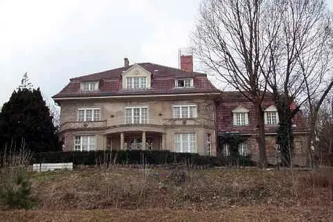 Villa Herpich was the villa of Josef Stalin at the conference of Potsdam, 1946. Villa Herpich was built in 1910/11 by Alfred Grenander . This is a picture of the Brandenburger Baudenkmal ( cultural heritage monument ) with the ID 09156064 ( Wikidata )