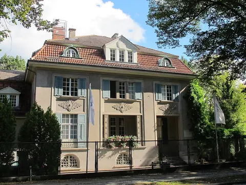 Denkmalgeschützte „Villa Herpich“, Karl-Marx-Straße 27 in Potsdam-Babelsberg. This is a picture of the Brandenburger Baudenkmal ( cultural heritage monument ) with the ID 09156064 ( Wikidata )