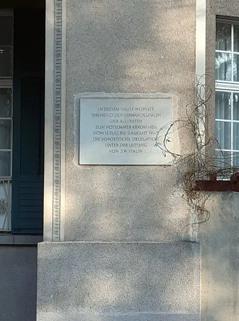 Villa Herpich: Commemorative plaque in memory of its use as residence for Josef Stalin during the Potsdam Conference .