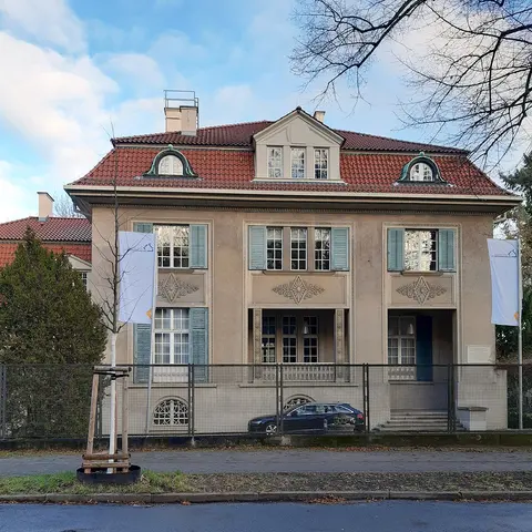 Denkmalgeschützte "Villa Herpich", Karl-Marx-Straße 27, Potsdam This is a picture of the Brandenburger Baudenkmal ( cultural heritage monument ) with the ID 09156064 ( Wikidata )